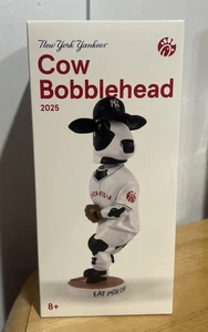 2025 NEW YORK YANKEES CHICK FIL A COW EXCLUSIVE BOBBLEHEAD 24.09.25 IN HAND - Bild 1 von 2