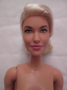 Nude Barbie Rebecca Welton Ted Lasso Doll Articulated Body Stand COA Blonde Hair - Bild 1 von 13