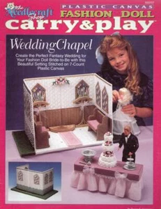 Fuera de uso!!! MUÑECA DE MODA DE LONA DE PLÁSTICO LLEVAR Y JUGAR CAPILLA DE BODA - Imagen 1 de 2