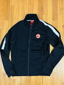 Nike Giacca Uomo Track Swish Smiley Face Patch Ricamata Basket Tg Small - Foto 1 di 5