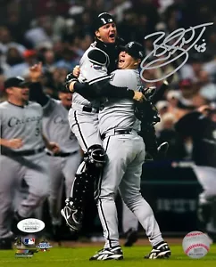 Foto firmada autografiada 8x10 de Bobby Jenks Chicago White Sox Serie Mundial abrazo JSA - Imagen 1 de 1