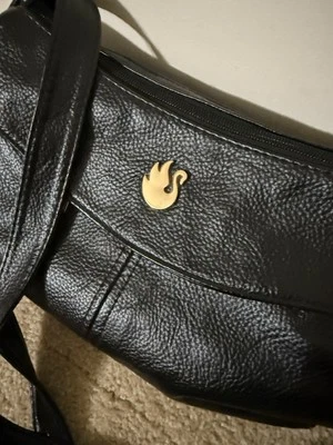 Cartera Bandolera Gloria Vanderbilt Negra - Logo Cisne Dorado Foto 1 de 4