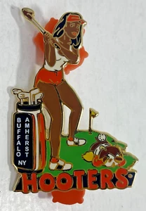 BUFFALO AMHERST, NY HOOTERS RESTAURANTE CAMARERA GOLF CHICA TEES OFF ON HOOTIE PIN - Imagen 1 de 3