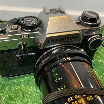Olympus OM-10 fotocamera pellicola 35 mm 50 mm F/1.4 con adattatore manuale GIAPPONE batterie nuove - Immagine 1 di 4