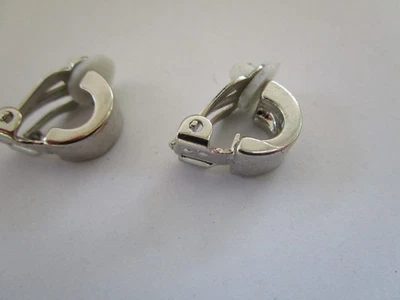KLEINE OHRCLIPS SILBERFARBEN AUS METALL   CA.  1 x 0,6  CM - Bild 1 von 2