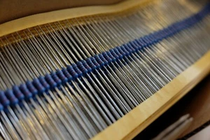 1/4 watt, 0.25W, metal film resistors. +/- 1 %  FAST DELIVERY - Picture 1 of 2