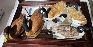 Juego de 5 patos pequeños vintage de madera tallados/pintados a mano - algunos firmados/numerados - Imagen 1 de 23