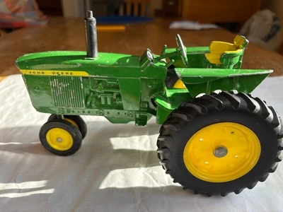 John Deere "3020" de Ertl en escala 1:16 con llantas de plástico y 2 palancas en tablero Foto 1 de 4