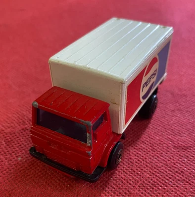 MATCHBOX Modellino Camion Truck DODGE COMMANDO PEPSI (1982) 1:77 Metallo Rosso - Immagine 1 di 3