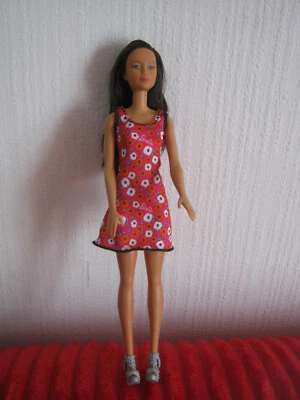 POUPEE BARBIE  EN ROBE BARBIE 2000 SUR LA TETE ET 2015 SUR LE DOS - Photo 1/3