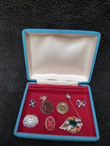 COLLECTION 9 VINTAGE BROOCHES BADGES TIE LAPEL PINS IN BOX - Picture 1 of 22