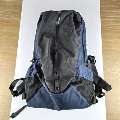 Arc’teryx Arro 22 Backpack Daypack Padded Back Multi Compartment Waist Strap - Image 1 of 4