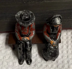 DE COLECCIÓN 3" ALTO HIERRO FUNDIDO WILTON AMISH HOMBRE Y MUJER SALERO Y PIMENTERO - Imagen 1 de 6