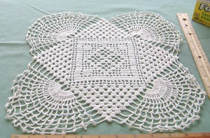 VINTAGE TWELVE INCH SQUARE HAND CROCHETED WHITE DOILY ~F - Bild 1 von 4