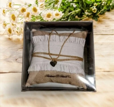 HORTENSE B. HEWITT CO. Travesseiro portador de anel de casamento coração rústico bege bronzeado branco  - Imagem 1 de 3