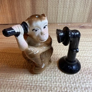 Lindo salero y pimentero de cerámica - mono hablando con candelabro teléfono - Japón - Imagen 1 de 7