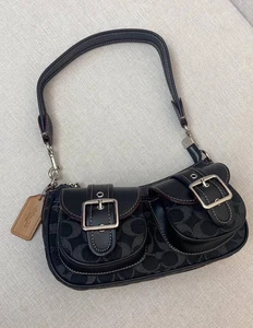 CQ184 Coach schwarz Ashton Baguette Signatur Denim Schultertasche Outlet Neu mit Etikett - Bild 1 von 8