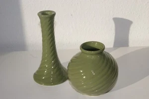 Set aus Vase und Kerzenständer in gedecktem grün Keramik - Bild 1 von 6