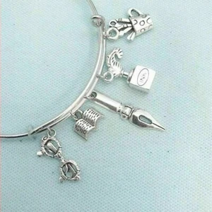 Braccialetto a sospensione con ciondoli in lega d'argento legati allo SCRITTORE. - Foto 1 di 3