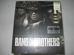 BAND OF BROTHERS VHS komplettes BOX SET HBO Serie Dokumentarfilm Zweiter Weltkrieg versiegelt - Bild 1 von 5