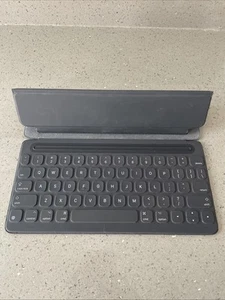 Apple Smart Keyboard iPad Pro 10.5"/ iPad 7 8 9 Gen/ Air 3rd Gen A1829 MX3L2LL/A - Picture 1 of 8