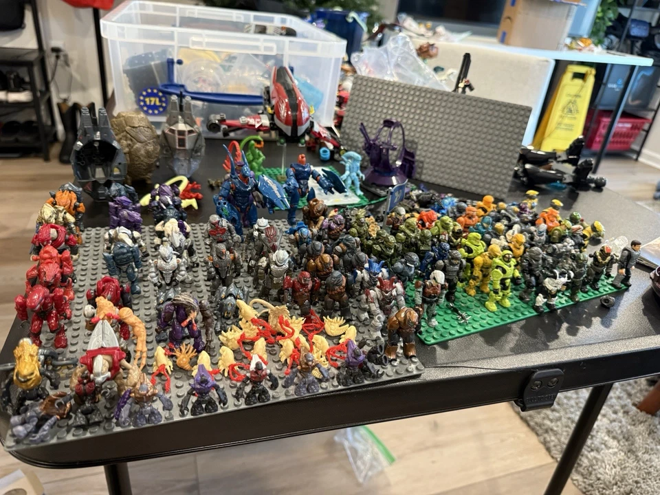 Mega Block Collection Includes, Elites, Spartans, Aliens, Grunts & Brutes - Image 1 of 4