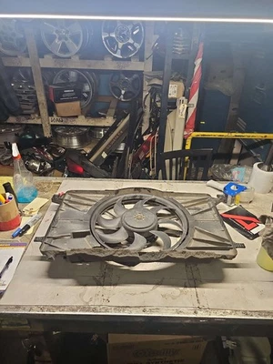 2012-2018 FORD FOCUS НЕ RS ЭЛЕКТРИЧЕСКИЙ ДВИГАТЕЛЬ ВЕНТИЛЯТОРА ОХЛАЖДЕНИЯ В СБОРЕ - Изображение 1 из 4