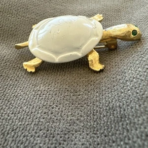 TURTLE PIN BROOCH WHITE Emerakd EYES GOLD TONE METAL Vtg - Picture 1 of 5