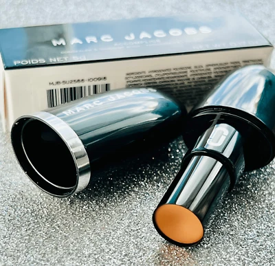 Corretivo Marc Jacobs Beauty Accomplice Deep 56 e bastão de retoque tons vermelhos - Imagem 1 de 4