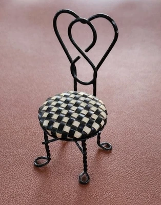 Silla de heladería de mimbre de alambre mini muebles/casa de muñecas Foto 1 de 4
