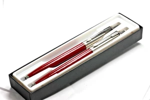 PARKER JOTTER KUGELSCHREIBER BURGUNDERROT HERGESTELLT IN DEN USA SET NEU IM KARTON - Bild 1 von 12