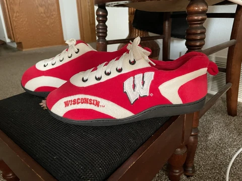 FAN PARTY ~ Wisconsin Badgers Comfy Feet Sneaker Slippers Men's 7-8 Med Soft Red Cover