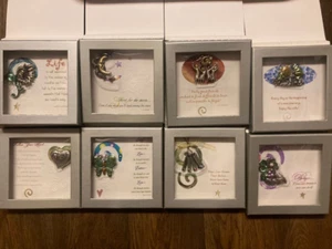 Menge 8 Patricia Darling Dash Emaille Zinn Anstecknadel Brosche Halskette mit Box Geschenke Neu im Karton - Bild 1 von 9