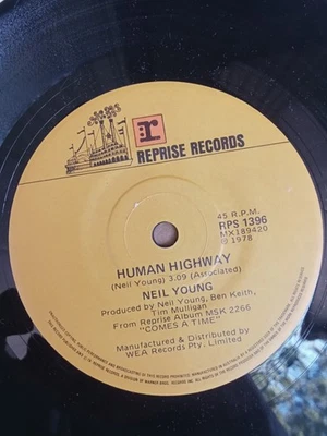 Neil Young Four Strong Winds/Human Highway 45 7 pulgadas vinilo Australia casi nuevo Og  Foto 1 de 2