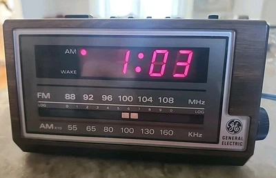 Reloj despertador radio AM FM modelo 7-4601A vintage GE General Electric funcionando Foto 1 de 4