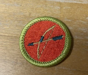 PFADFINDER BOGENSCHIESSEN VERDIENSTABZEICHEN TYP L "SEIT 1910" RÜCKSEITE NEU - Bild 1 von 2