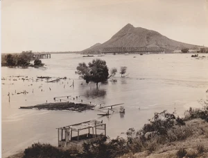 1913 Press Photo View of Salt River Flood Damaging Santa Fe Railroad Bridge AZ - Picture 1 of 2