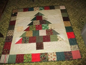 Scrappy machine pieced & machine quilted Christmas tree wall hanging -New - Picture 1 of 2