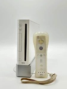 Nintendo Wii (RVL-001) Weiß Konsole mit Controller, Nunchuck & Kabeln + Ständer - Bild 1 von 12