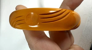 Vintage Bracelet Bakelite Bangle Wavy Carved Thumbprint Butterscotch Yellow - Picture 1 of 6