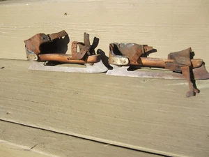 PATTINI DA GHIACCIO PRIMITIVI LEGNO ACCIAIO PELLE SAMUEL WINSLOW WORCESTER MASSACHUSETT - Foto 1 di 10