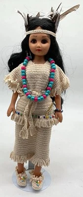Boneca indígena nativa americana, vestido tradicional de crochê com miçangas vintage - Imagem 1 de 4
