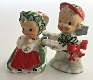 Lefton # 1555 Natale Ragazzo Spinge Ragazza su Slitta SP Shaker Giappone Ceramica - Foto 1 di 8