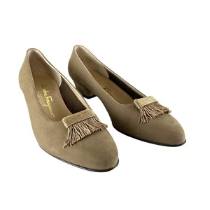 Zapatos de salón Salvatore Ferragamo de gamuza topo profesionales Regencycore con borlas 9 - Imagen 1 de 14