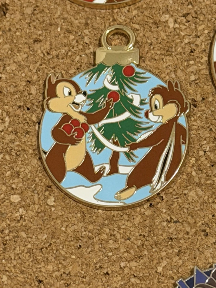 2025 DISNEY PLUTO’S ÁRBOL DE NAVIDAD MISTERIO ORNAMENTO PIN CHIP DALE DECORACIÓN LR Foto 1 de 1