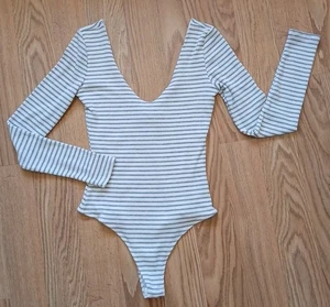 Damen-Body Small Lulu's neu mit Etikett grau & weiß gestreift tiefer V-Ausschnitt - Bild 1 von 4