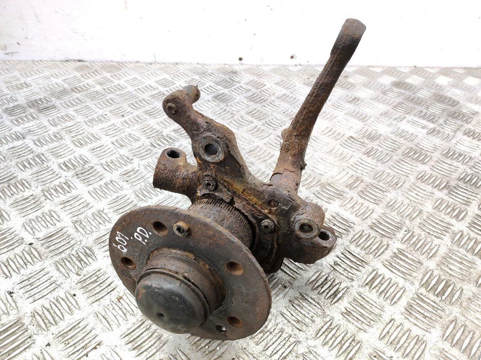 Mercedes-Benz W124 E250 83kW Diesel 1995 rueda delantera derecha buje husillo nudillo Foto 1 de 4