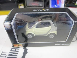 Maisto - Scale 1/43 - SMART - MOTORIZED - White - Mini Car - J9 - Picture 1 of 14