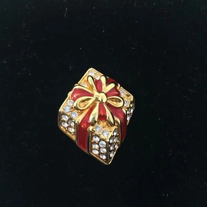 Broche de regalo envuelto Monet vintage esmalte rojo tono dorado pin lazo regalo de Navidad - Imagen 1 de 6