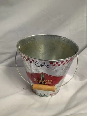 Cabo de madeira balde de metal galvenizado Coca-Cola - Imagem 1 de 3